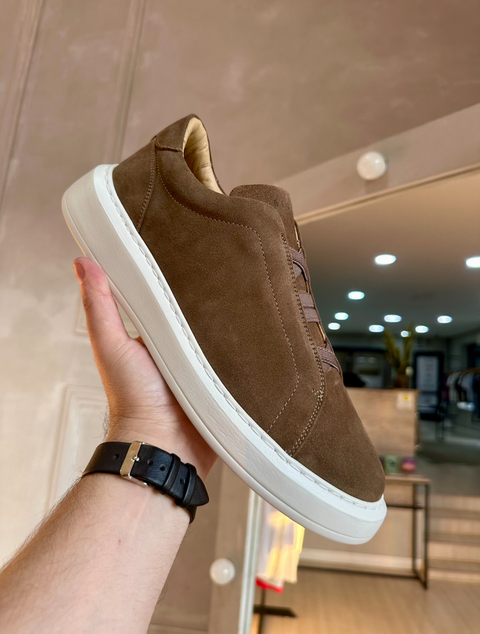 Sneaker com elástico camurça