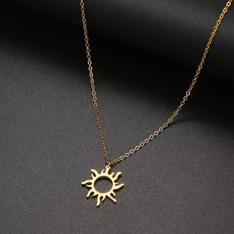 DOTIFI – Colar de Pingente Totem Solar Étnico Banhado a Aço Inoxidável