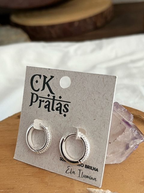 Brinco Argolinha Grande com Zircônias (1 cm diâmetro)