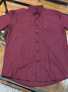CAMISA ARIAT M/C VINHO ART002