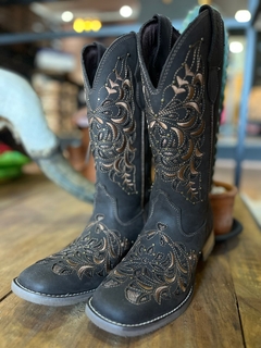 BOTA FEMININA HELAZZA MARROM CHEIA REFM1