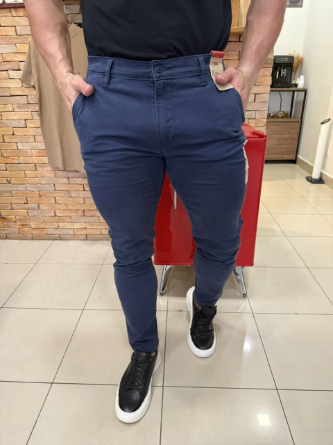 CALÇA SARJA LEVIS SLIM TAPER