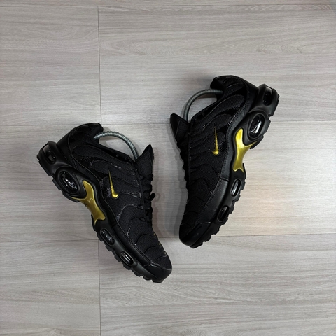TÊNIS NK AIR MAX TN - PRETO E DOURADO