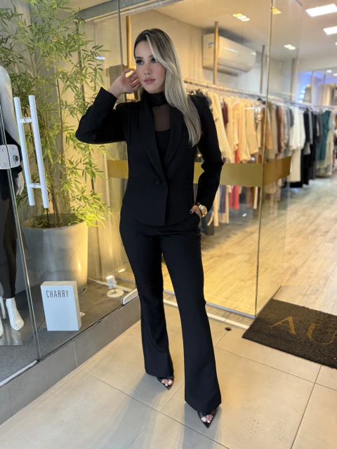 BLAZER ESTRUTURADO LISO COM RECORTES- PRETO