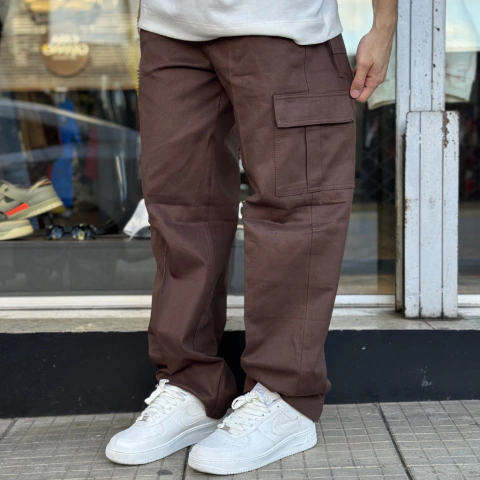 CALÇA EM SARJA MARROM - CARGO