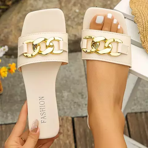 Chinelos Femininos de Verão com Corrente de Metal – Estilo, Conforto e Elegância ao Ar Livre