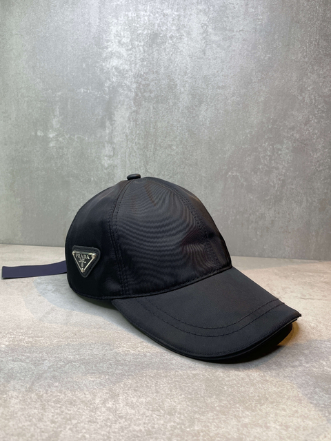 Boné Prada Preto com Logo Metálico