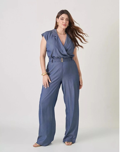 Macacão Plus Size em Tecido Leve com Faixa na Cintura