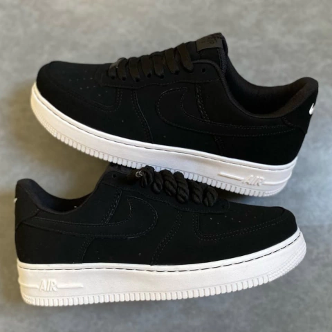 O Air Force 1 Low LX 'Off-Noir' é a fusão perfeita entre design atemporal e inovação moderna. Criado pela Nike, esse modelo eleva o conceito de sneaker premium, com detalhes refinados e acabamento de alta qualidade.

Seja para o dia a dia ou para compor u