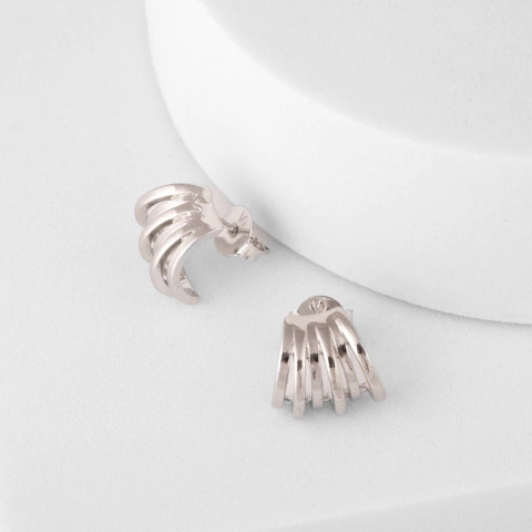 Brinco Curvado Linhas Lisas Pequeno Banho de Rodio Branco