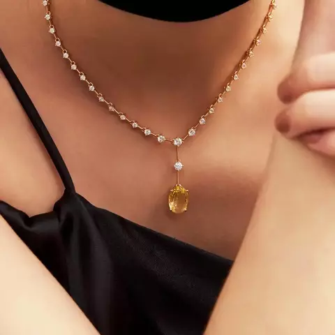 Colar em pêndulo com cristais redondos e ovais