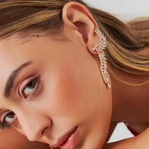 Brinco curvo com cristais e zircônia