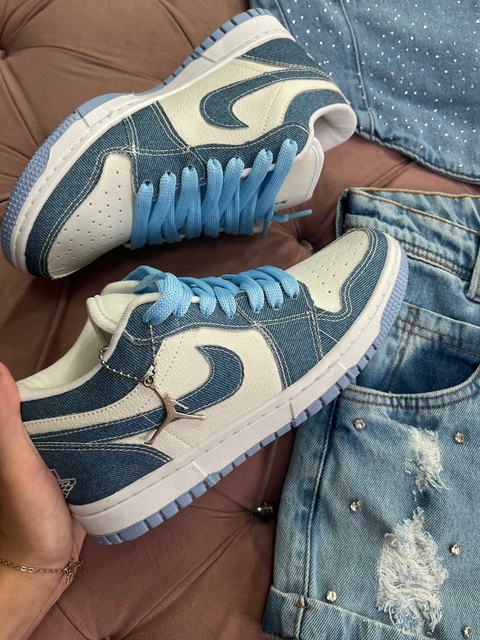 Tênis jeans com branco azul claro na parte de baixo