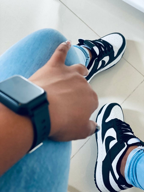 Tênis preto com branco e detalhes em preto dois cadarços
