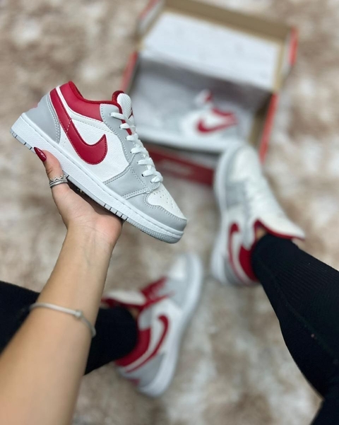 Tênis cinza com vermelho