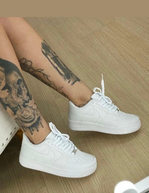 Tênis branco com detalhes 4 centímetros de altura