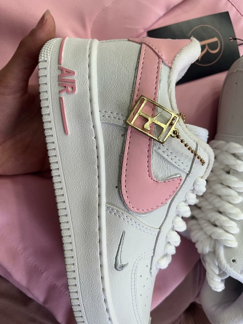 Tênis branco com rosa e detalhes em cinza