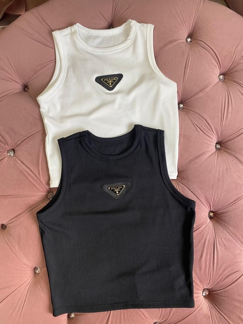 Blusa regata com detalhe na frente