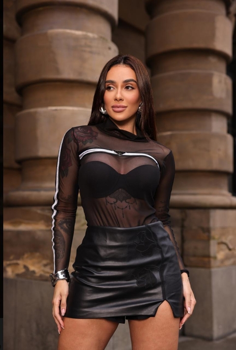 body de tule com detalhe na frente com escrita e listra branca com preta