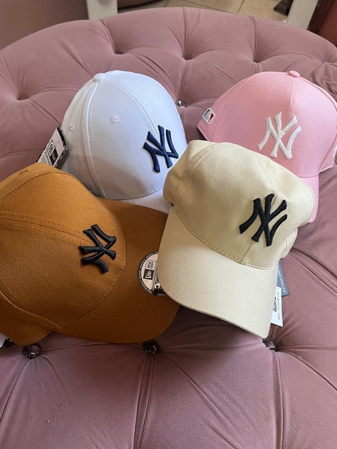 Boné sortidos cores e detalhes com N na frente
