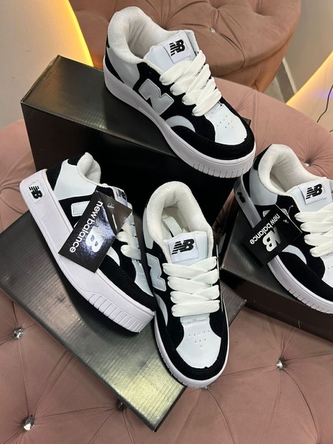 Tênis preto com branco com cadarço grosso e detalhes