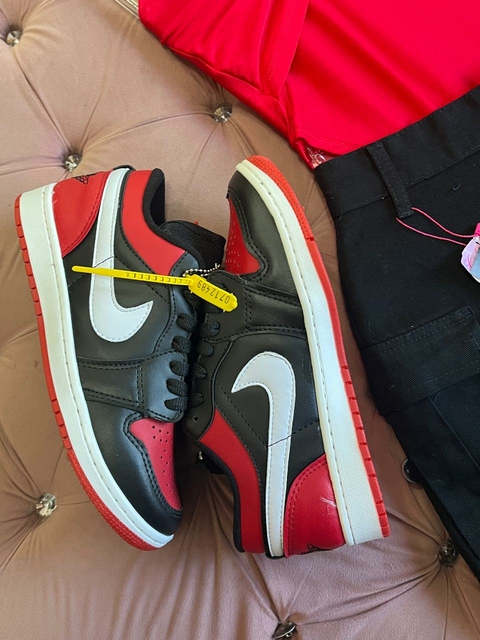 Tênis preto com vermelho e branco dois cadarços e por baixo em vermelho