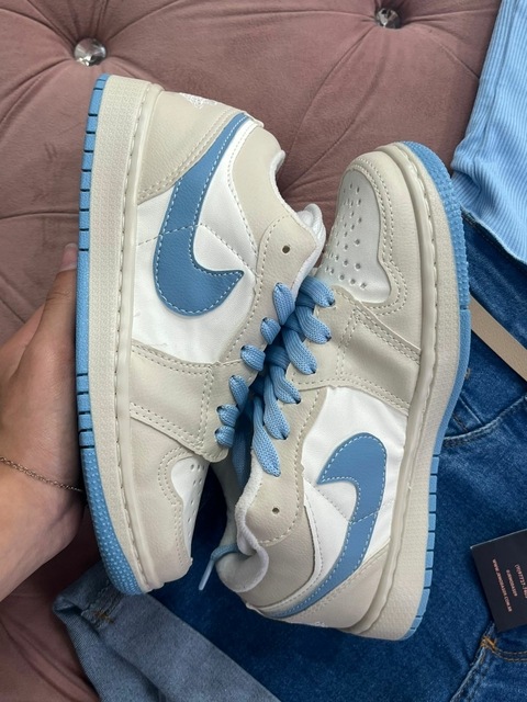 Tênis bege com azul claro com dois cardaço e azul em baixo