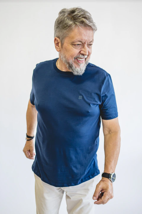 Camiseta Breeze (Algodão Pima) - Marinho com logo - comprar online