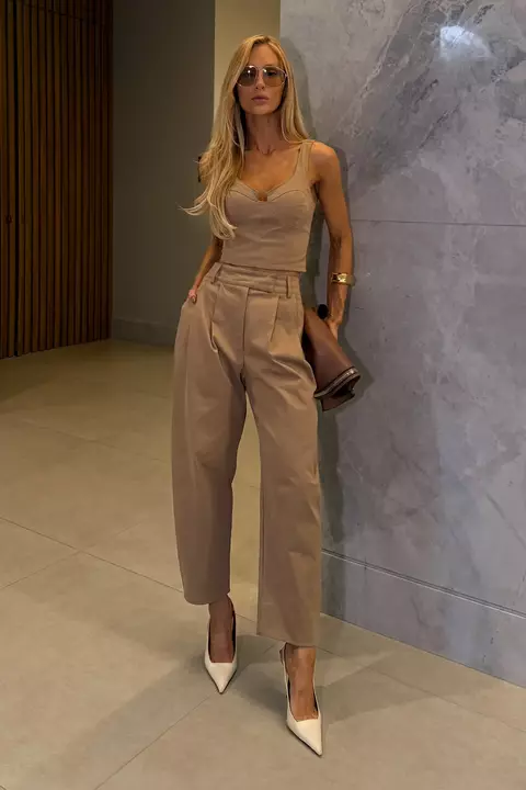 CALCA BAGGY ESTRUTURADA COM PREGAS FRONTAL KAKI