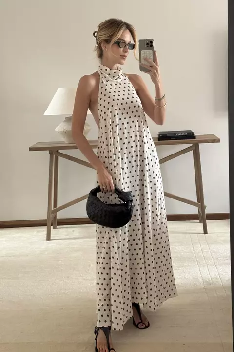VESTIDO MIDI FRENTE UNICA GOLA ALTA CAIMENTO AMPLO POÁ BRANCO COM PRETO