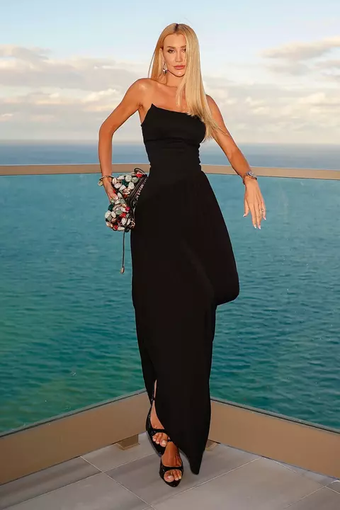 VESTIDO MIDI TOMARA QUE CAIA COM SAIA FLUIDA PRETO