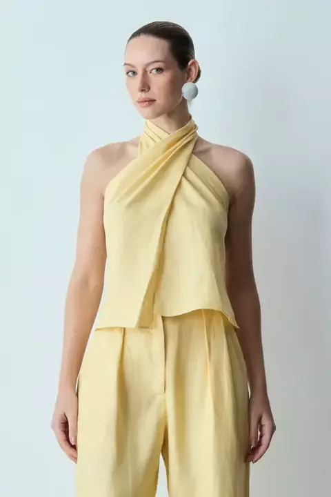 BLUSA TORÇÃO HALTER EM LINHO AMARELO MANTEIGA