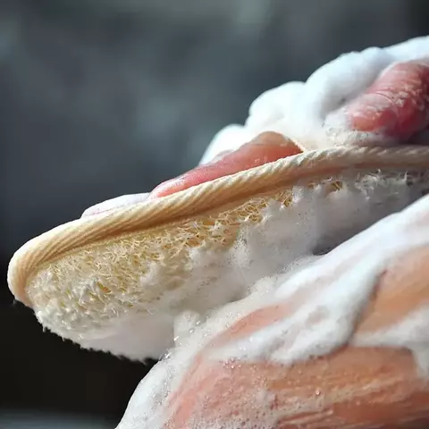 Escova de banho de bucha natural, esfoliante corporal macio.