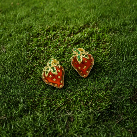 Aretes con diseño de fresa