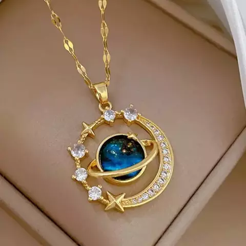 Colar Feminino Série Estrela — Luxo em Aço Titânio Dourado, com Pingente de Planeta, Lua e Astronauta. - comprar online