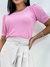 Mulher vestindo blusa princesa manga bufante rosa