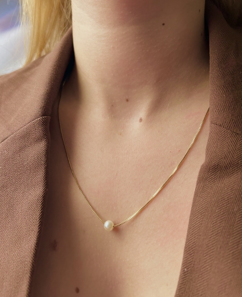 COLAR COM PINGENTE DE PÉROLA | BANHADO A OURO 18K