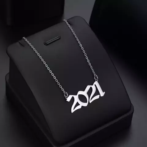 Colares de ano de nascimento de aço inoxidável para mulheres e homens.
