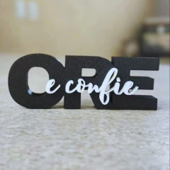 Letreiro decorativo - “Ore e confie”