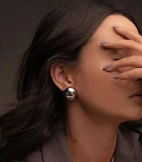 Brinco Esfera M Thassia Folheado Ródio Branco