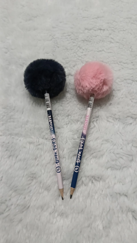 LÁPIS COM POMPOM BRUNA TAVARES