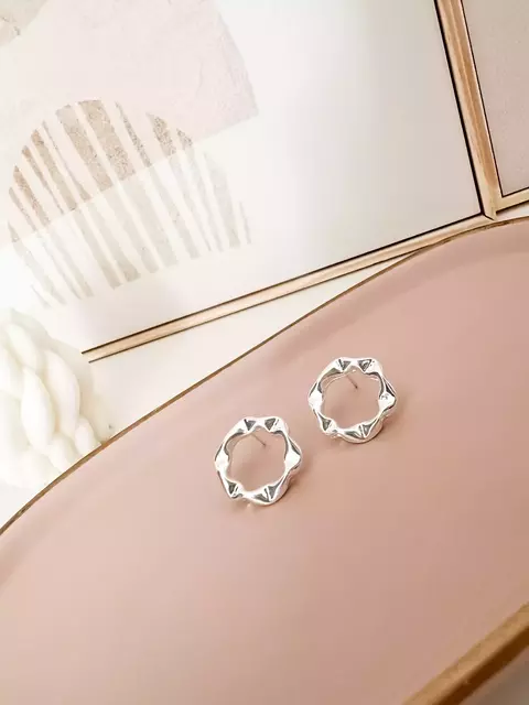 Brinco Circulo Organico London M Banhado a Prata