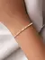 Pulseira Riviera colorida banhada a prata no pulso, com pedras brilhantes em tons variados