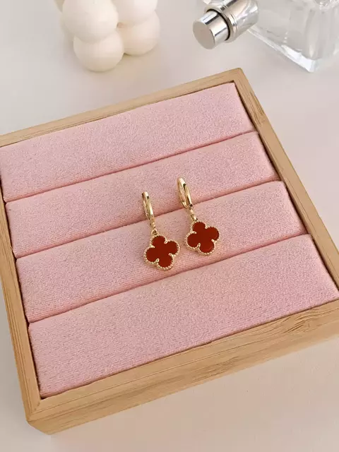 Brinco Argola Trevo Vermelho Banhado a Ouro