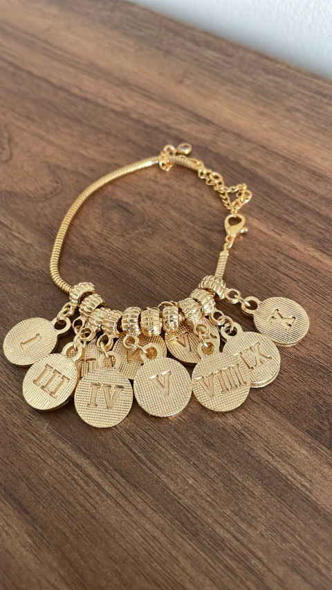 Pulseira com Pingentes de Números Romanos