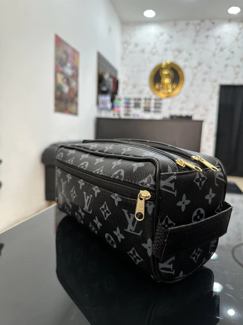 Necessaire LV - Média - Preto - comprar online