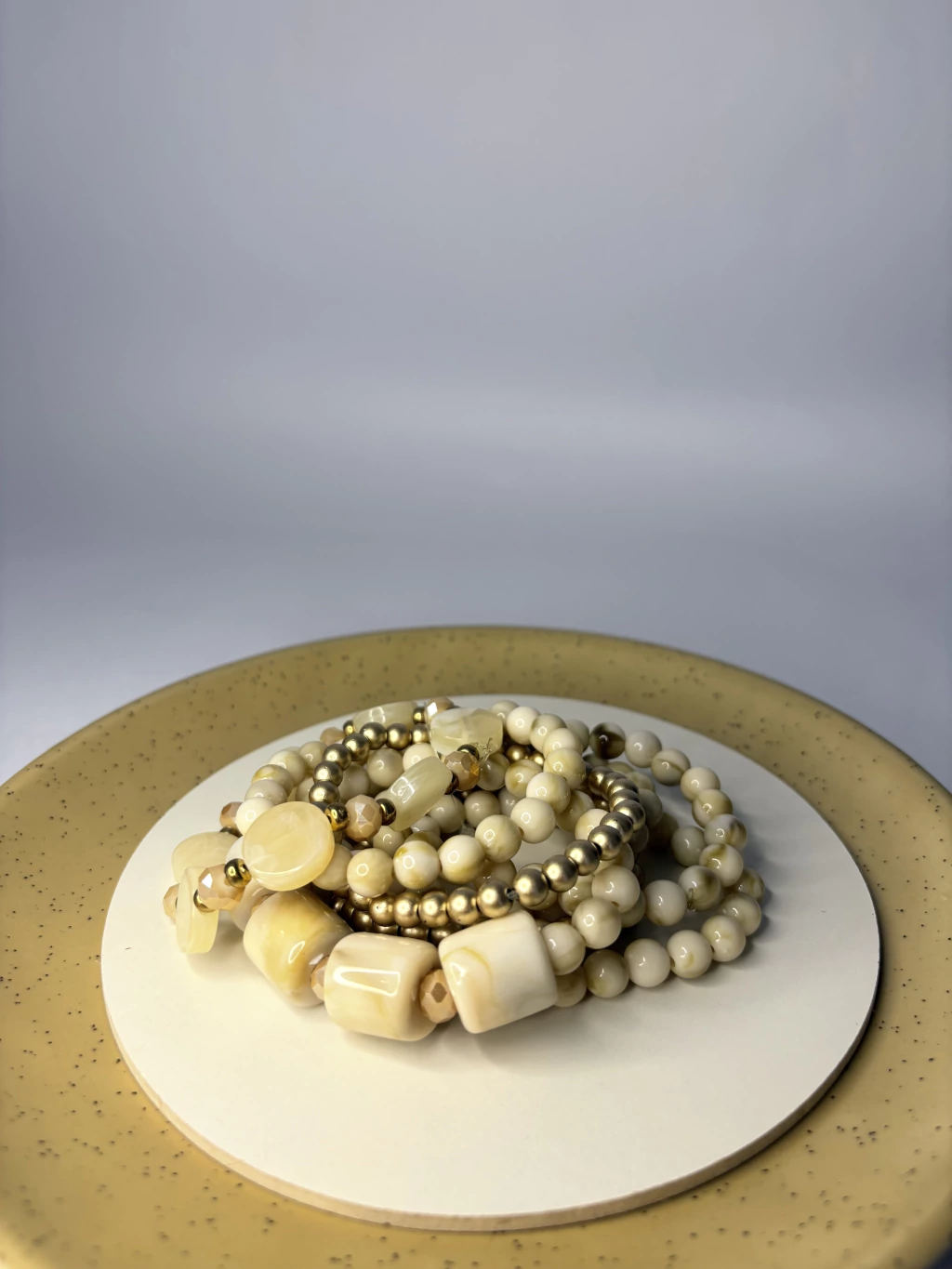 Mix de pulseiras beges