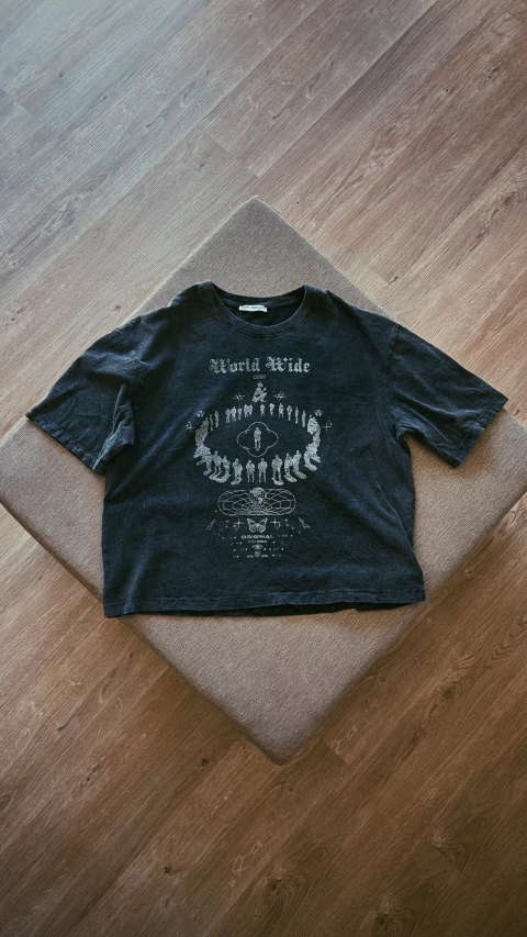 Remera Boxy Fit Estampa World Wide