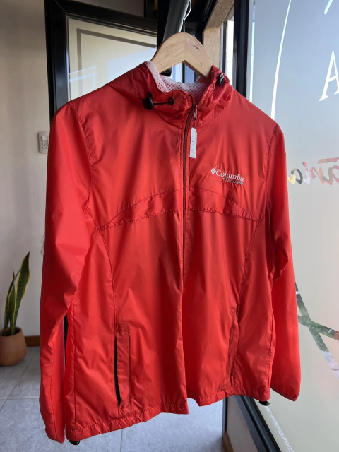 Campera Rompevientos Columbia con red talle “M” - comprar online
