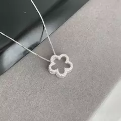 COLAR INSPIRAÇÃO TREVO VAZADO CRAVEJADO